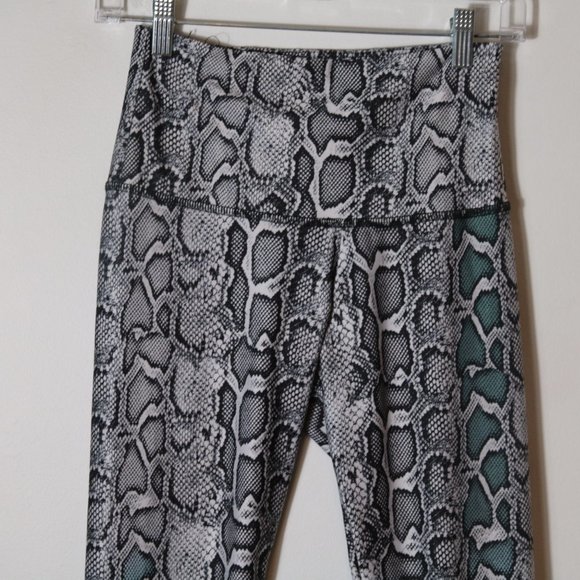 Onzie High Waisted Yoga Leggings Snake Print Gray Size XS High Rise Full Length - Picture 3 of 9